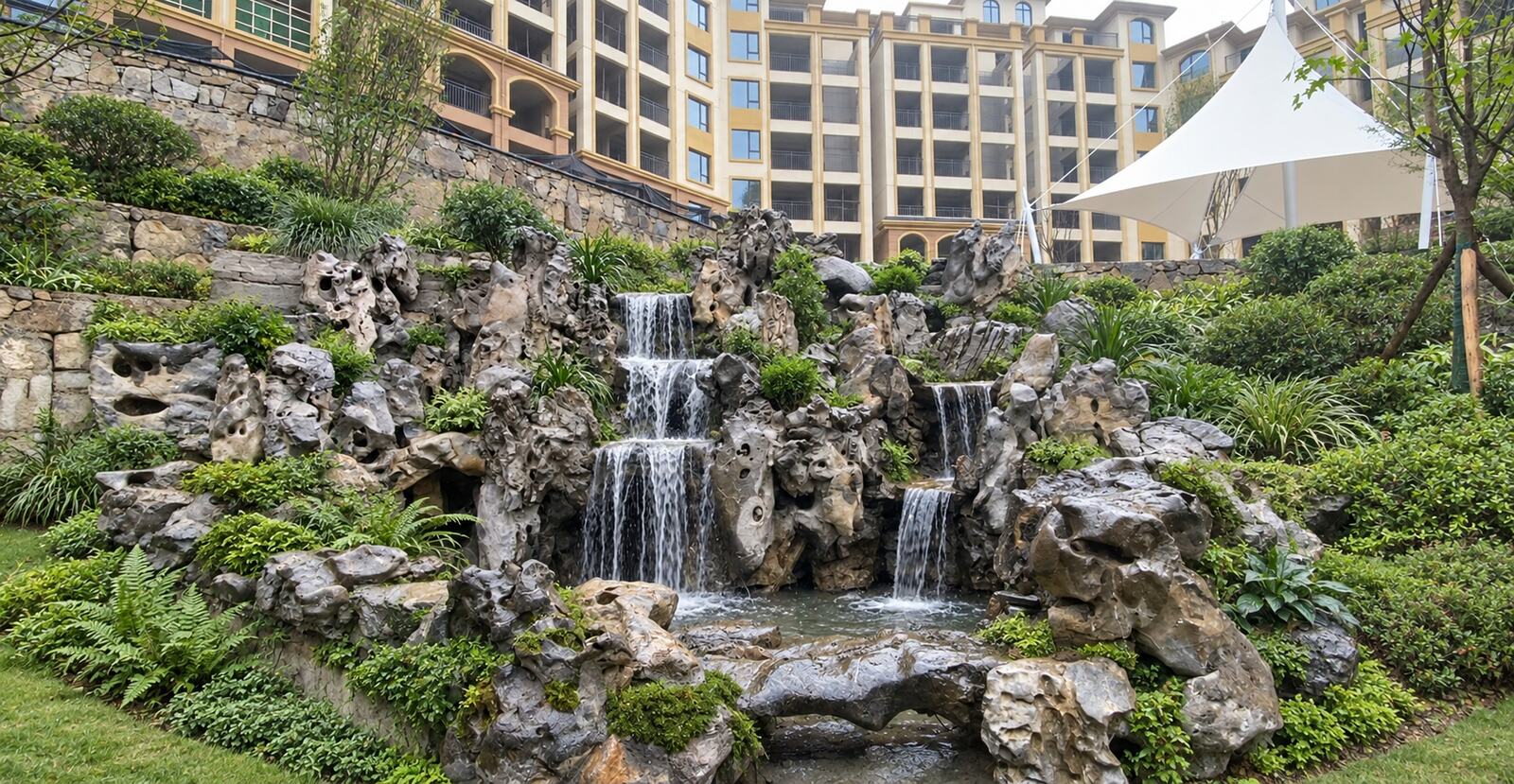 贵州六盘水66吨太湖石水景施工案例 从石材进场到10天左右完工全过程
