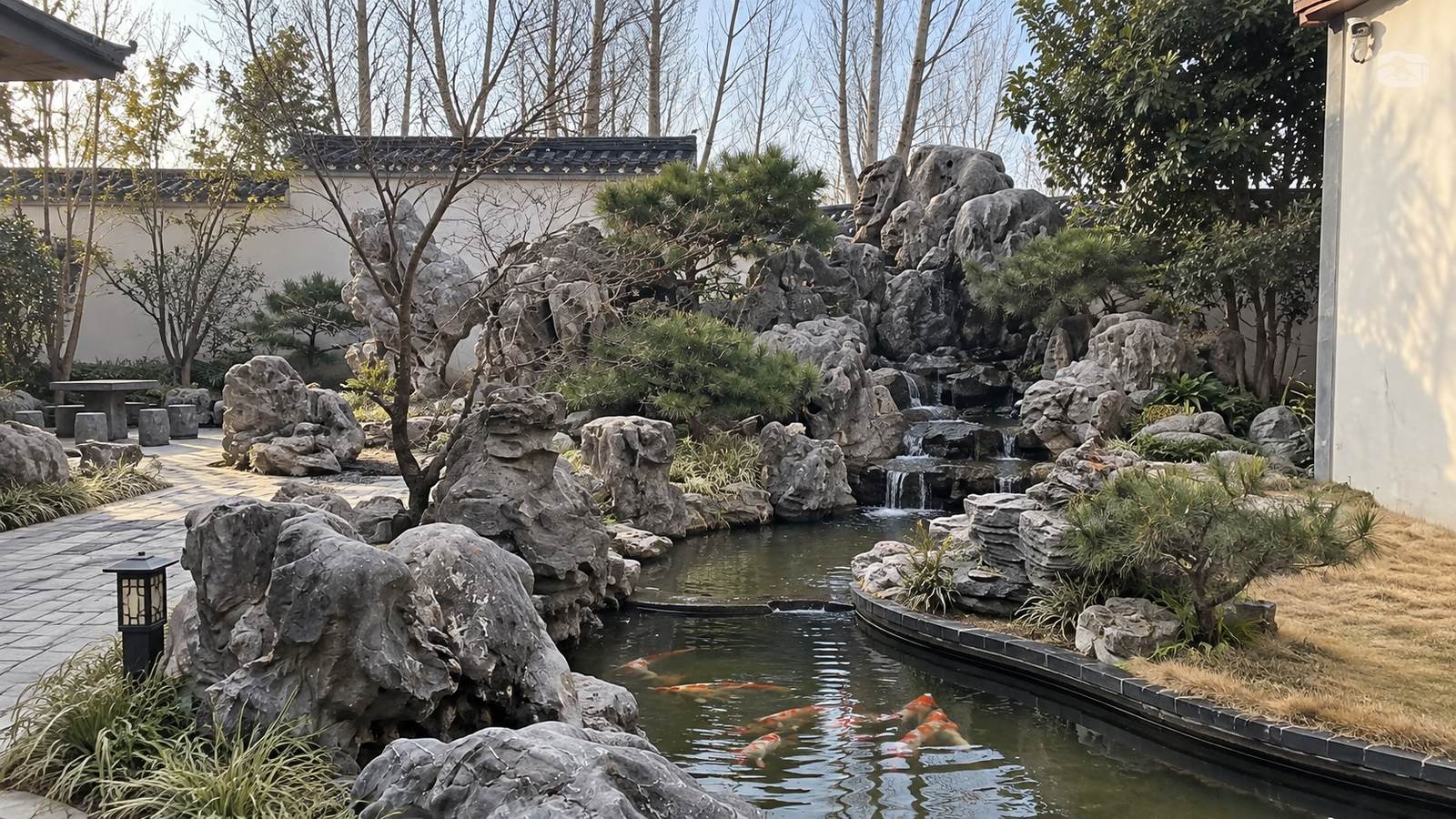 天津66吨灵璧石鱼池假山施工案例 庭院叠水景观15天完工