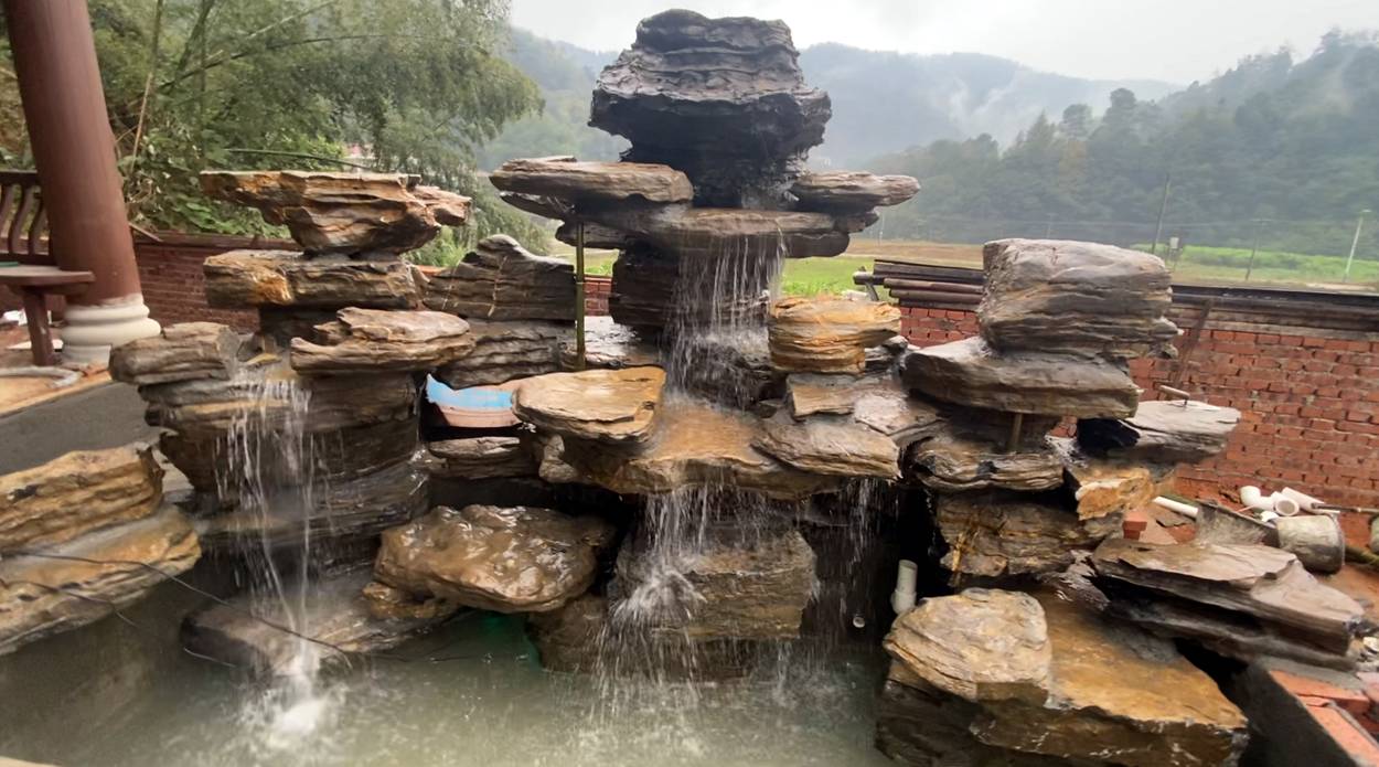 跌水近景,体现各级平台的承水、落水和水流节奏。