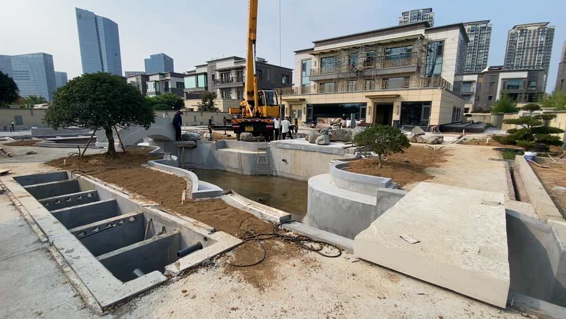 图｜从远景复核池岸、建筑、树木与石材体量关系