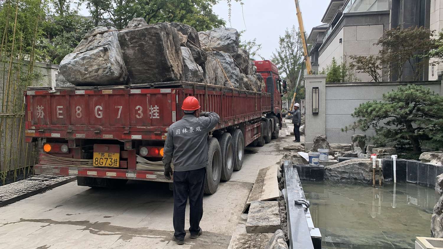 示意图6:景观石运输与现场倒运——表达运输、卸车、进场及二次倒运对预算的影响。