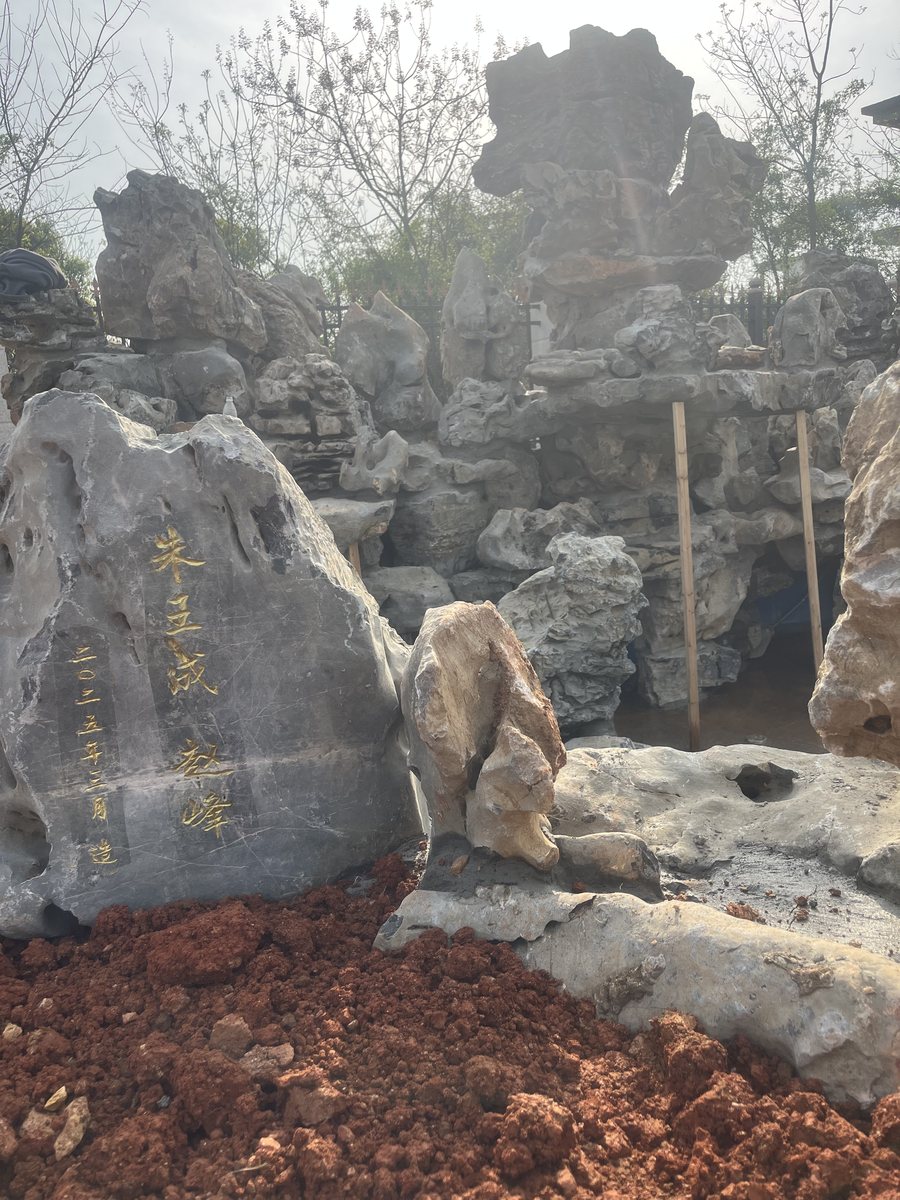 江西萍乡市40吨太湖石假山施工案例