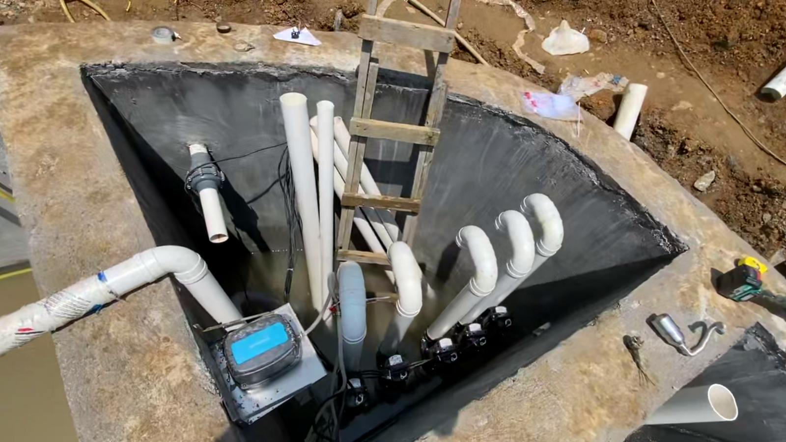 现场实拍三：净化仓内部进出水管路及设备接口预留