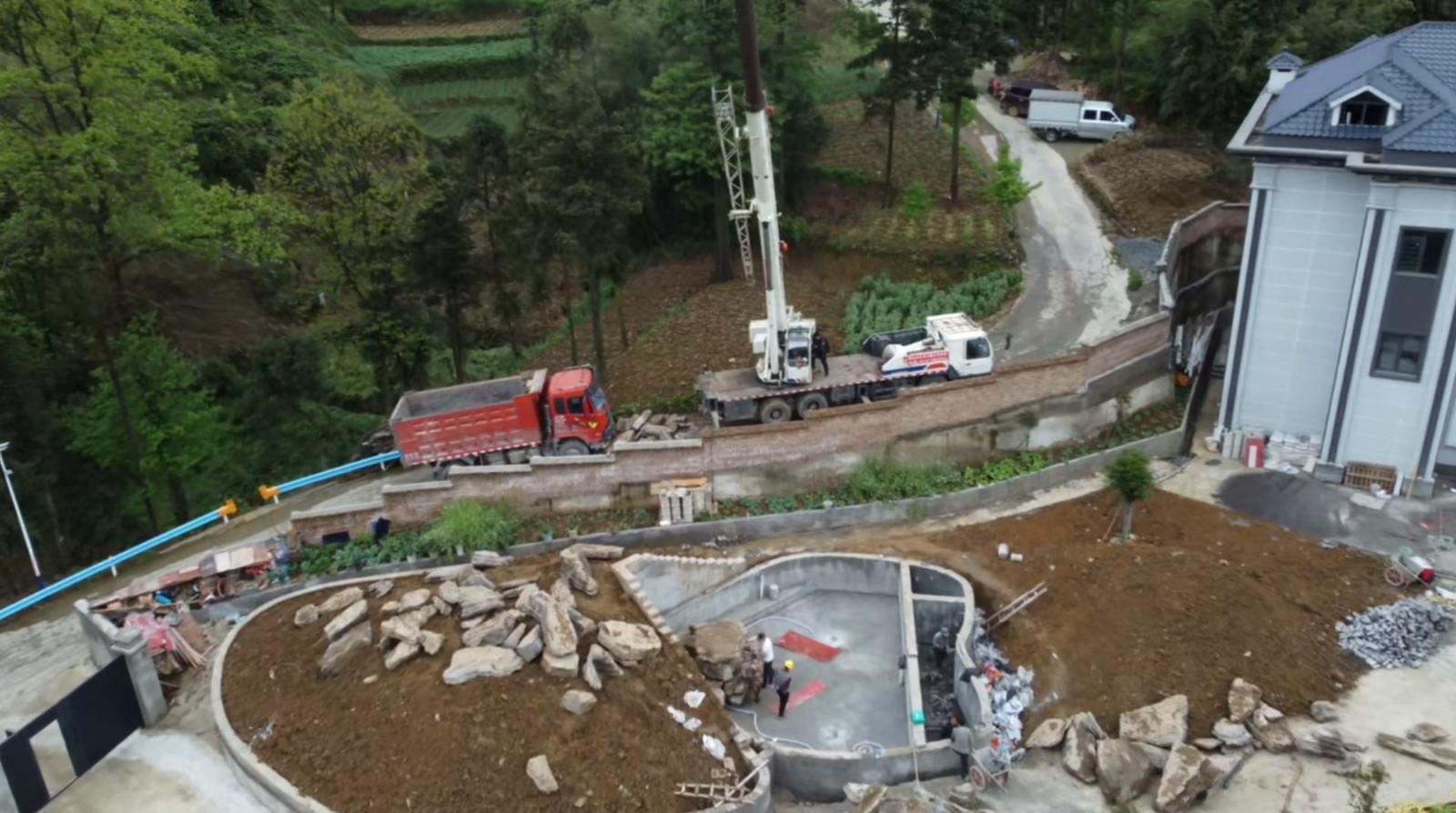 现场实拍一：鱼池、净化仓、住宅建筑及施工通道的整体位置