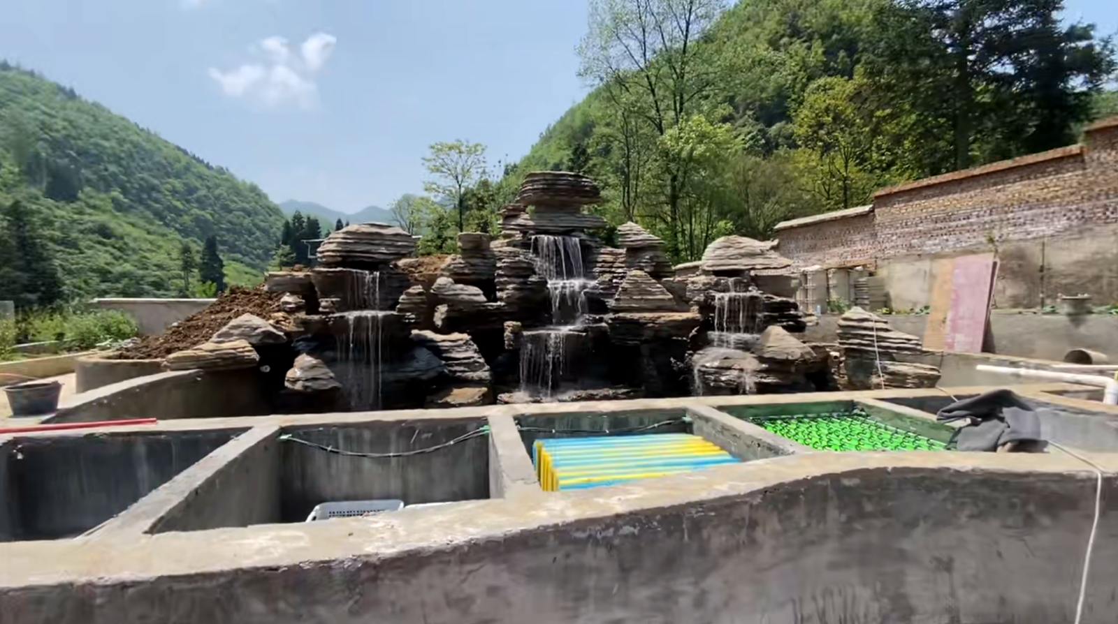 现场实拍八：贵州铜仁60吨千层石鱼池假山及净化系统完工全景