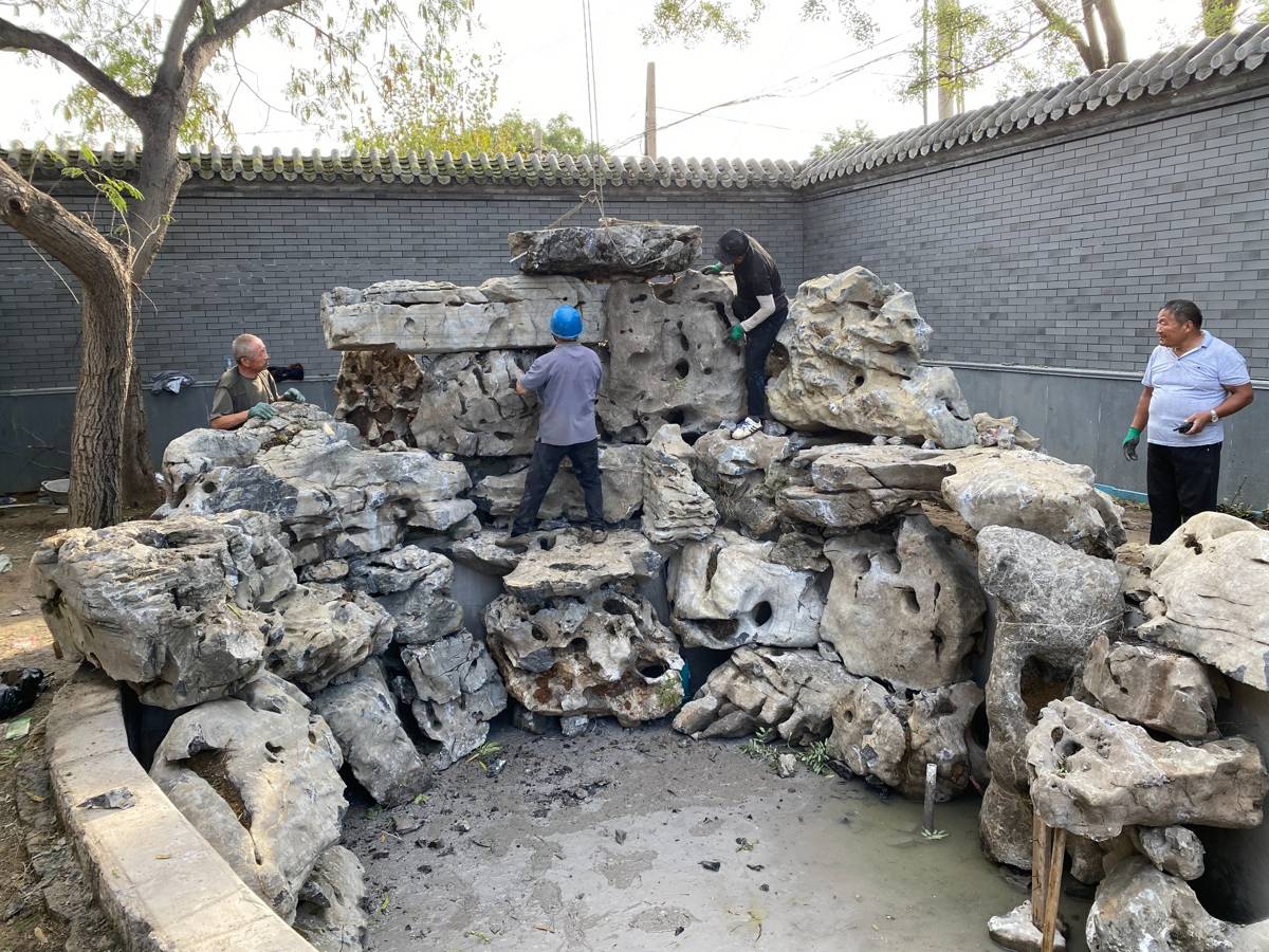 主山体逐步成型后，对顶部平台石、侧向转折和前后体量进行反复调整。